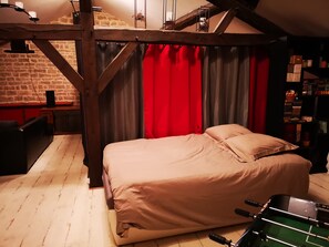 5 bedrooms, desk, soundproofing, iron/ironing board
