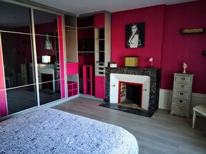 5 camere, una scrivania, insonorizzazione, ferro/asse da stiro