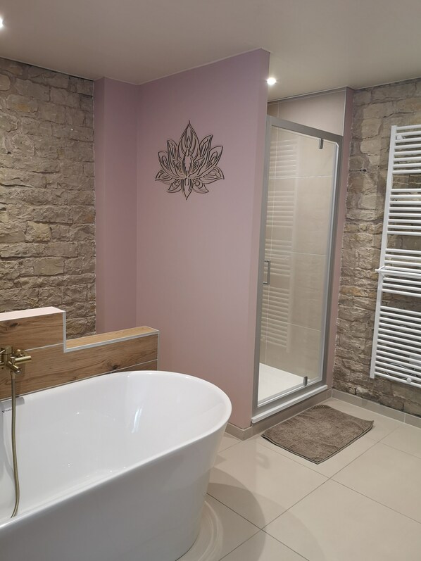 Combined shower/tub, hair dryer, towels, soap