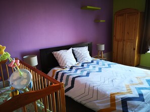 5 bedrooms, desk, soundproofing, iron/ironing board