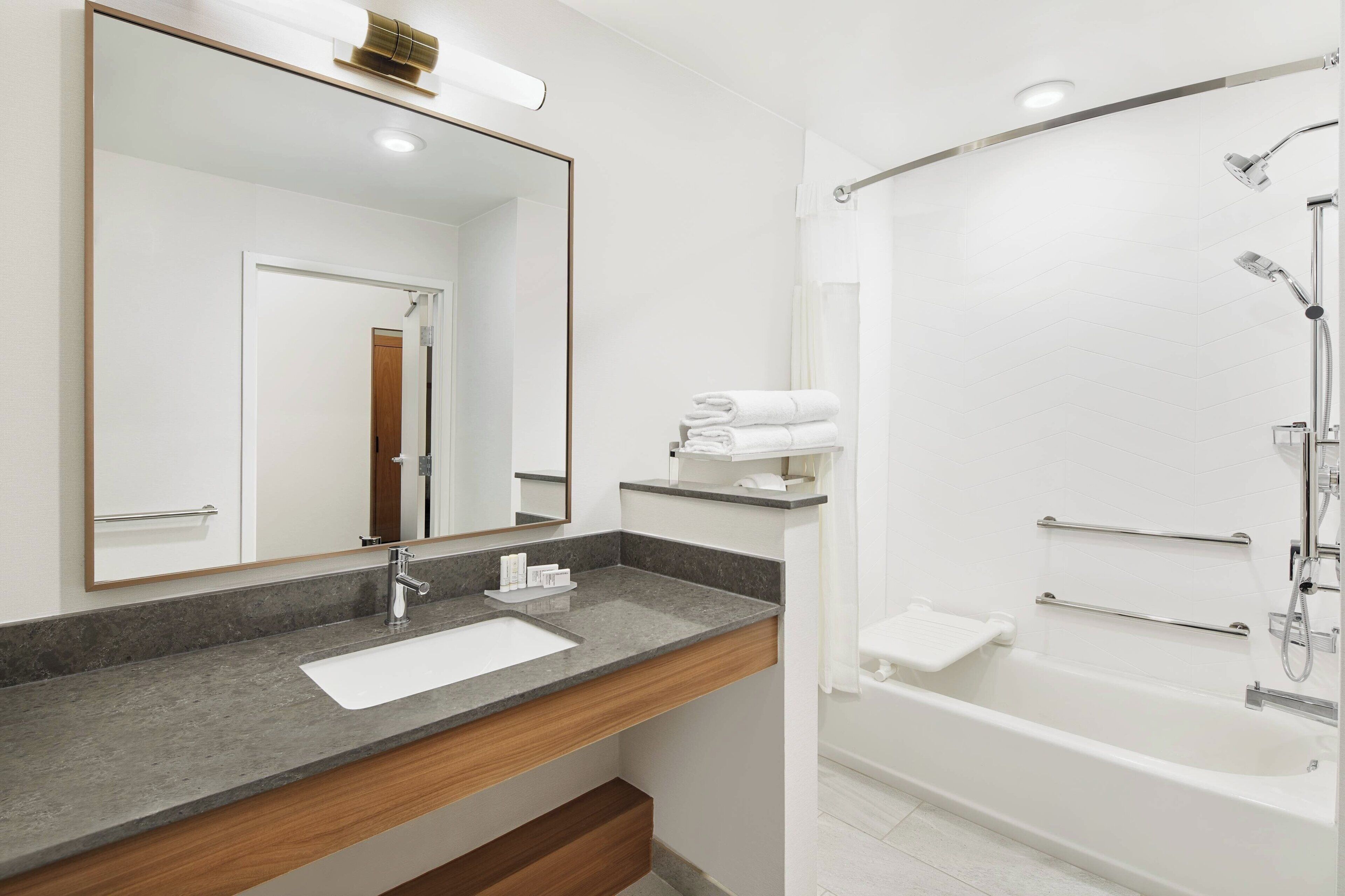 combined shower/bathtub, towels