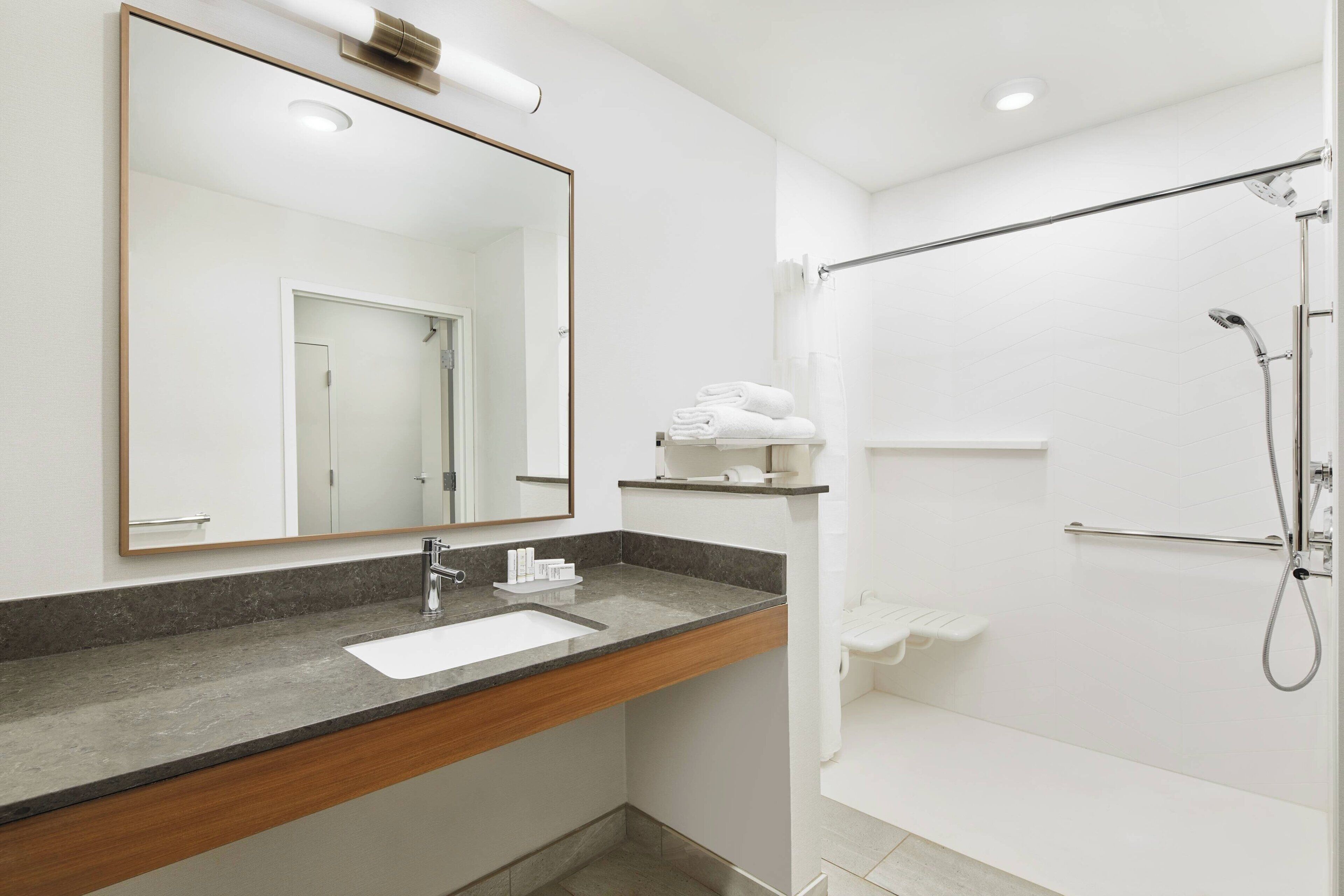 combined shower/bathtub, towels