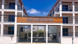 Un edificio de varios pisos con balcones y un cartel que dice "5100 Vacation Club".