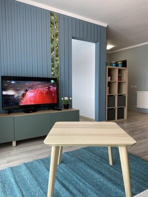 Căn hộ tiện nghi đơn giản | Khu phòng khách | TV màn hình phẳng 