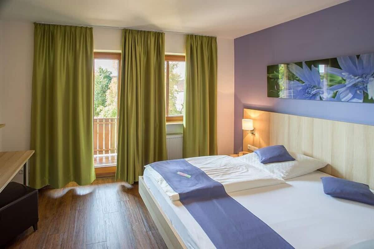 Tweepersoonskamer | Een bureau, gratis wifi, beddengoed
