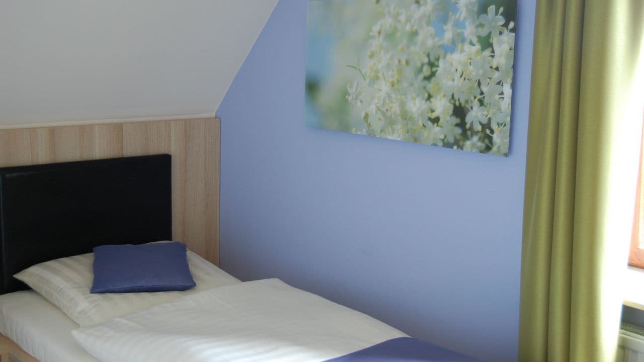 single room | desk, free wifi, bed sheets