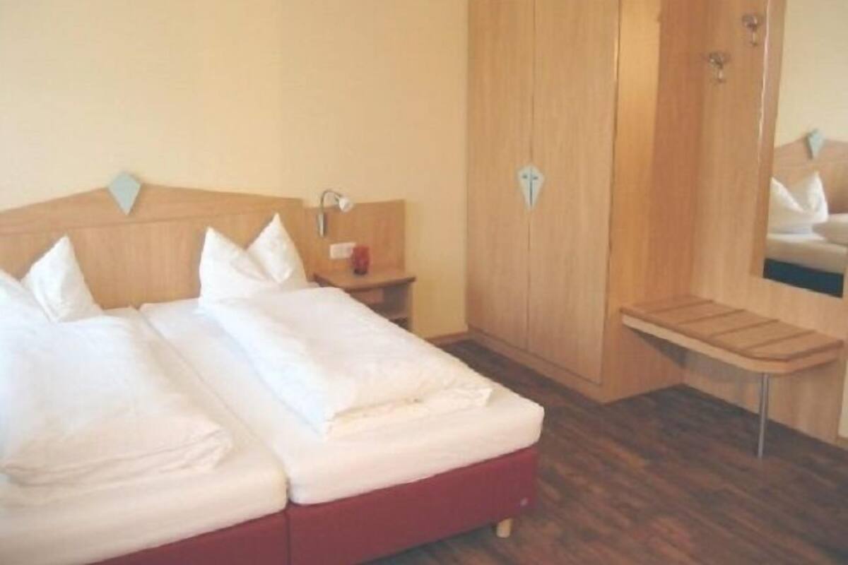 Studio, Kitchenette | Desk, rollaway beds, free WiFi, bed sheets