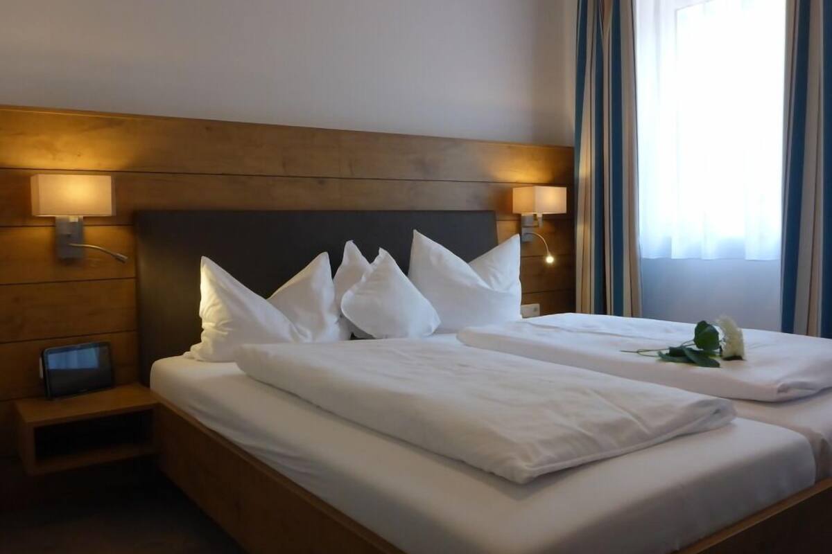 Double Room | Desk, rollaway beds, free WiFi, bed sheets