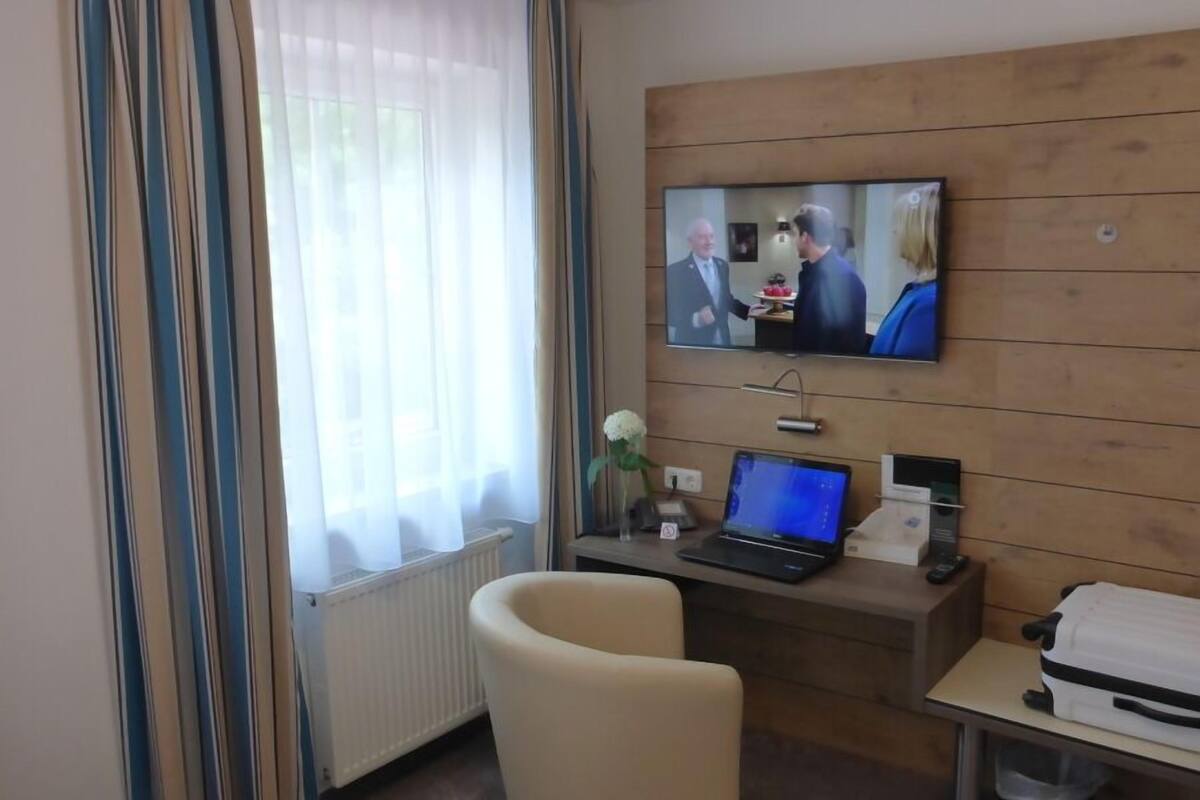 Single Room | Desk, rollaway beds, free WiFi, bed sheets