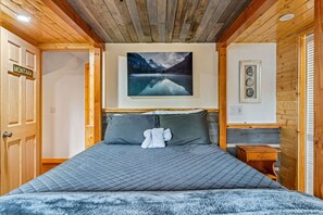 5 bedrooms, desk, iron/ironing board, travel cot