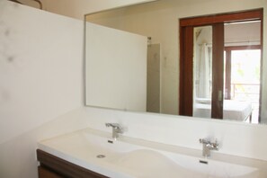 淋浴设施、大花洒淋浴喷头、毛巾