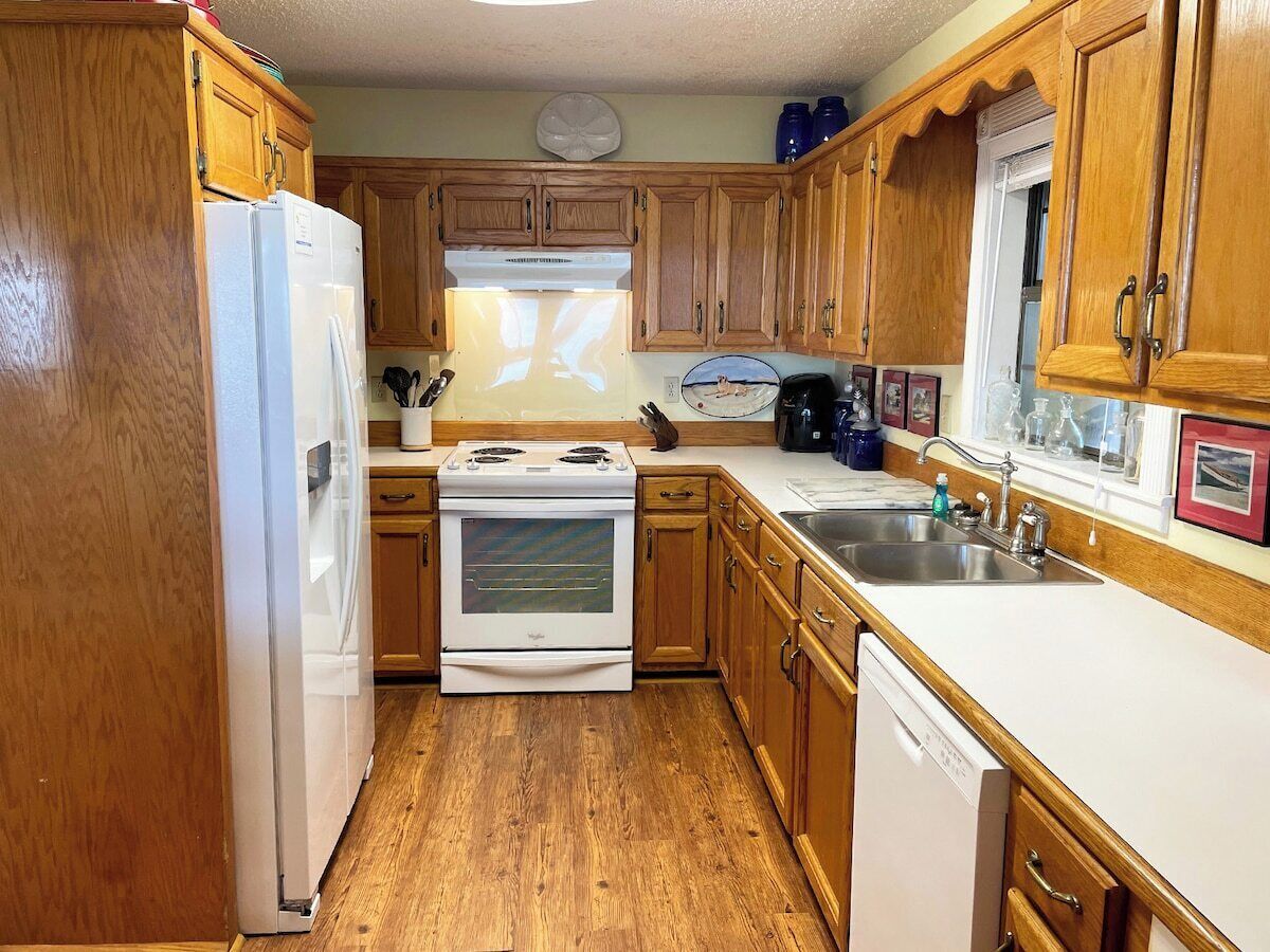 冷蔵庫、電子レンジ、オーブン、コンロ