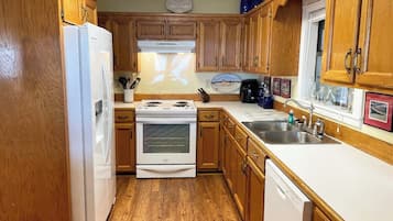 冷蔵庫、電子レンジ、オーブン、コンロ