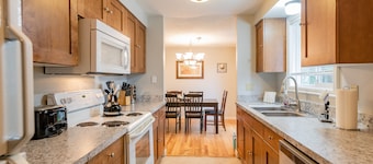 Minutes to Airport, Waterfront and Downtown Sleeps 6