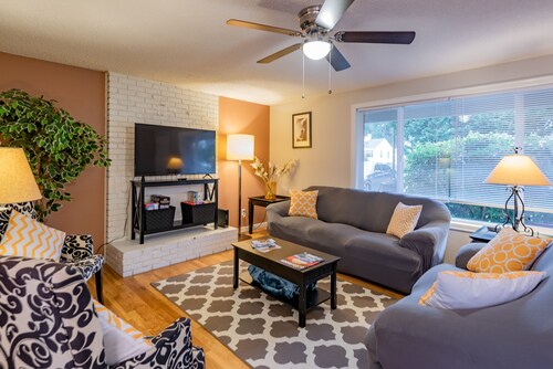 Minutes to Airport, Waterfront and Downtown Sleeps 6