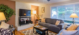 Minutes to Airport, Waterfront and Downtown Sleeps 6
