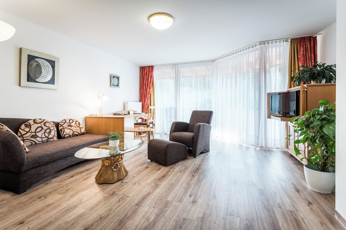 Deluxe Suite | 1 bedroom, minibar, in-room safe, blackout curtains