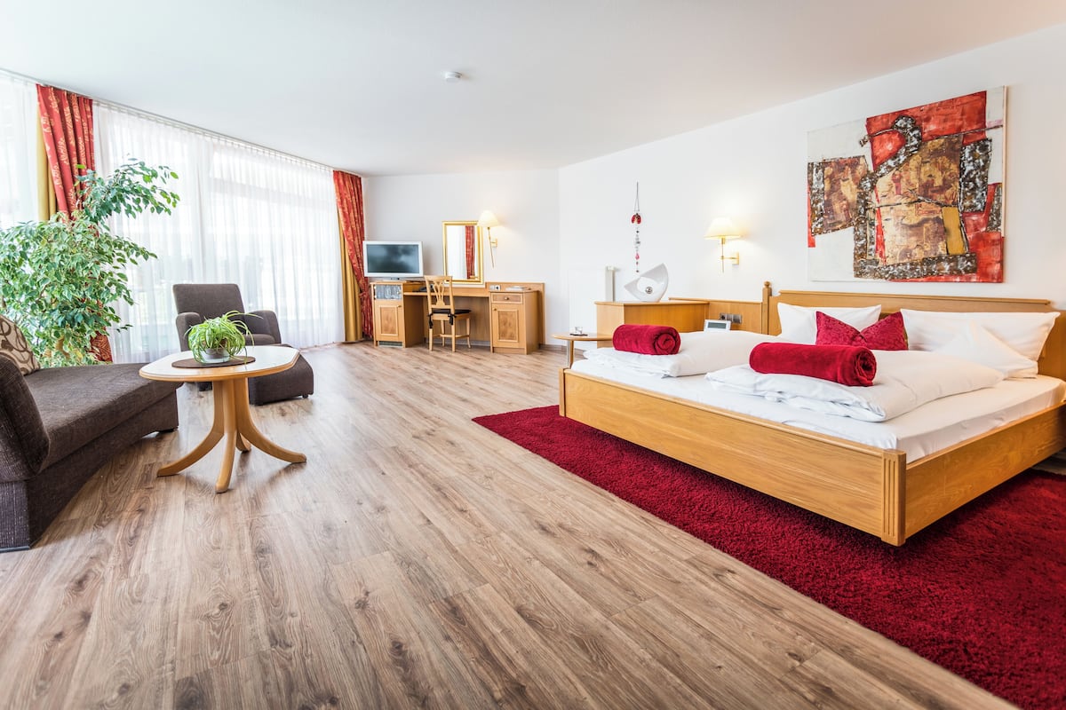 Deluxe Suite | 1 bedroom, minibar, in-room safe, blackout curtains