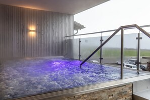 Outdoor spa tub - Historische Residenz Lindeneck (Guettingen)