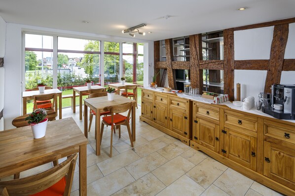 朝食 (ビュッフェ)、毎日提供 (1 名様 21 CHF)