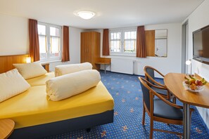 Double Room, City View | Peralatan tempat tidur premium, peti besi dalam bilik, meja 