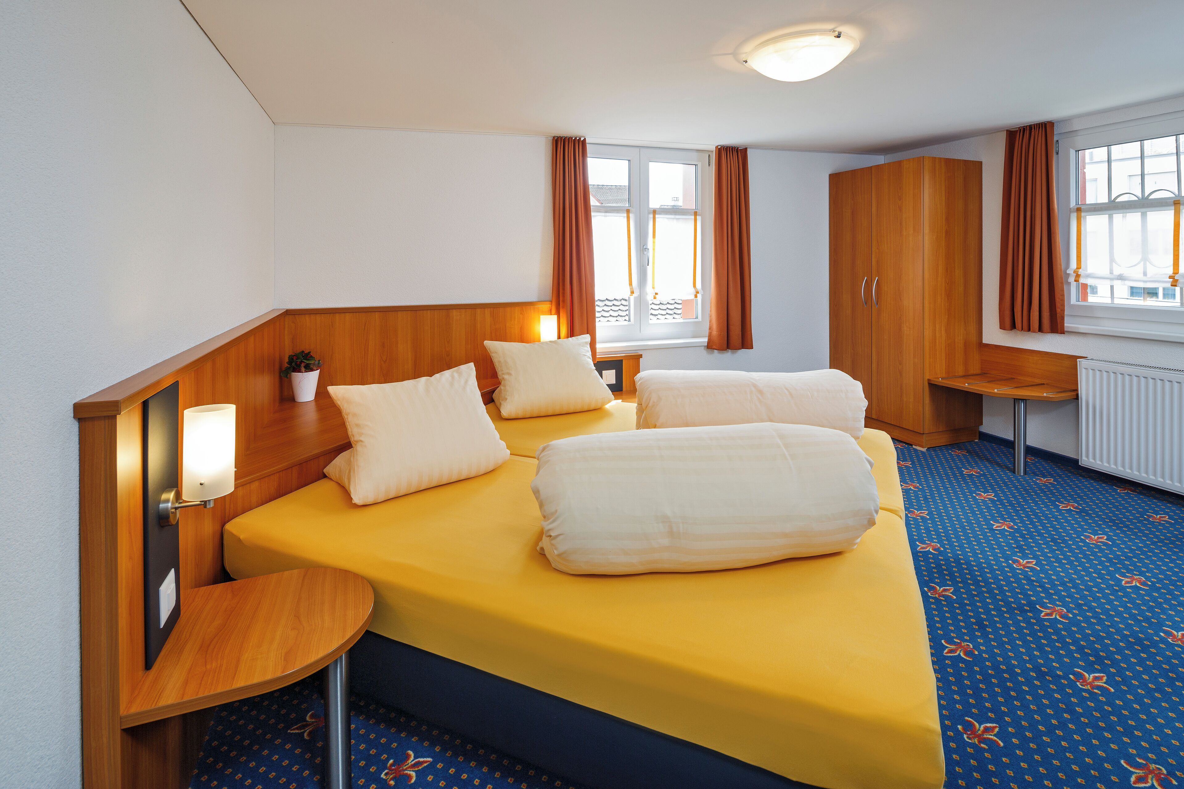 Ropa de cama de alta calidad y caja de seguridad en la habitación 