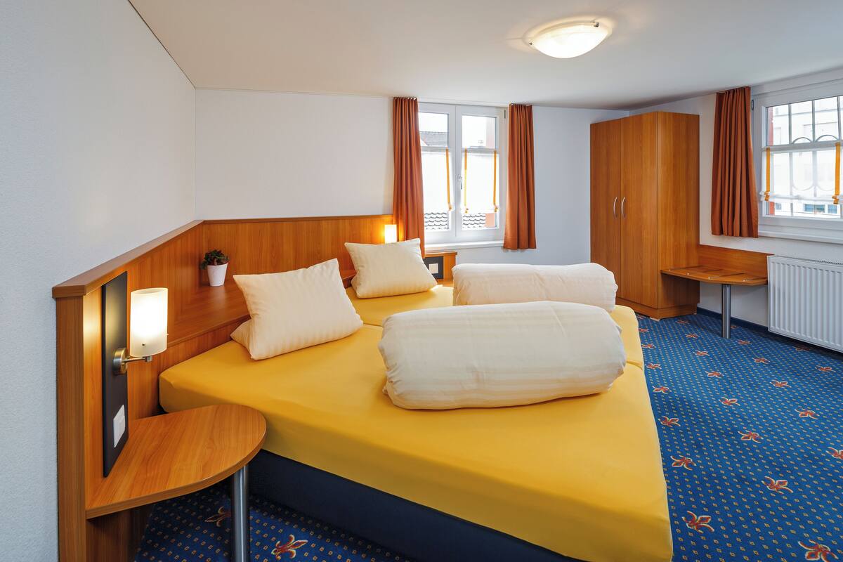 Premium bedding, in-room safe, desk, blackout drapes