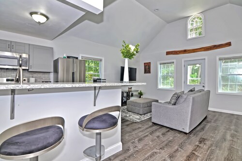 Beautifully Furnished Private Retreat in Andover!