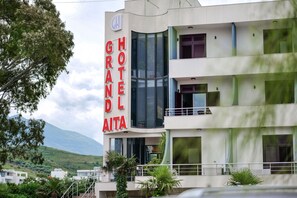 Front of property - Grand Hotel Aita (Orikum)