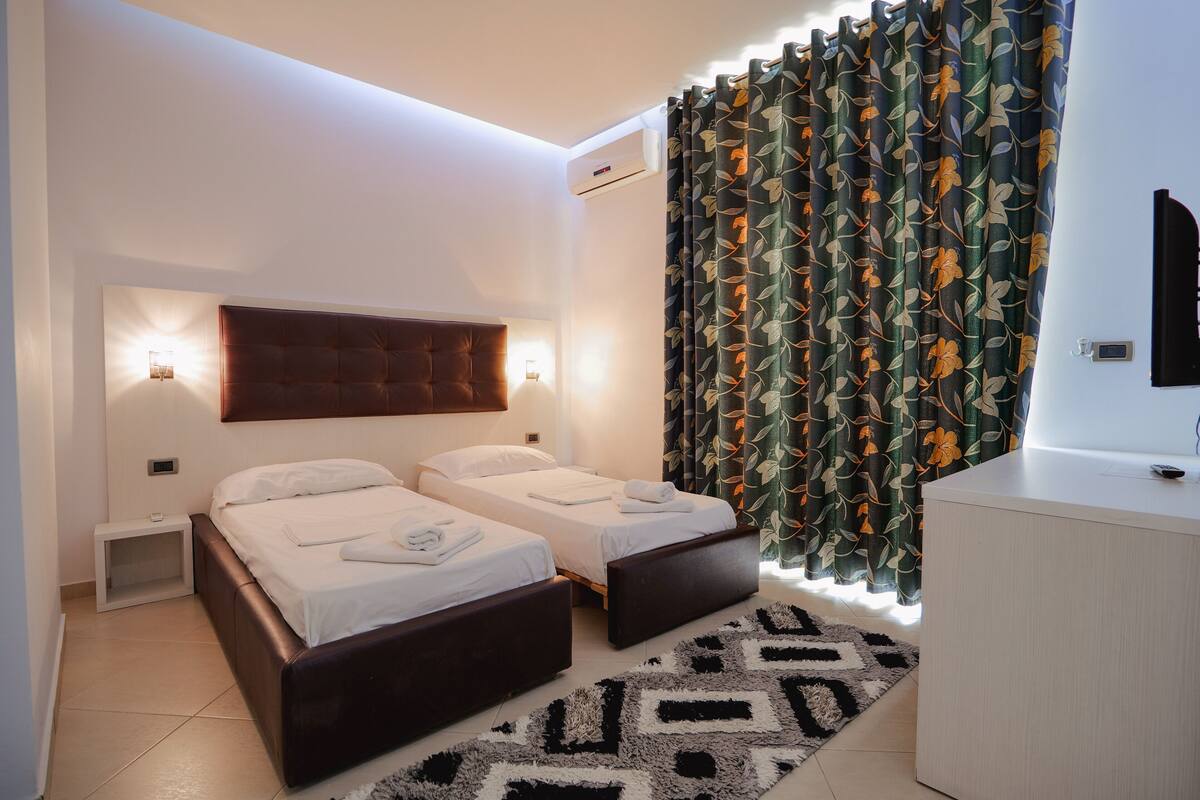 Habitación con 2 camas individuales, vistas al mar | Minibar, caja fuerte, escritorio y wifi gratis