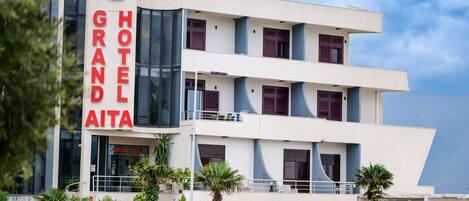 Vista frontal de la propiedad