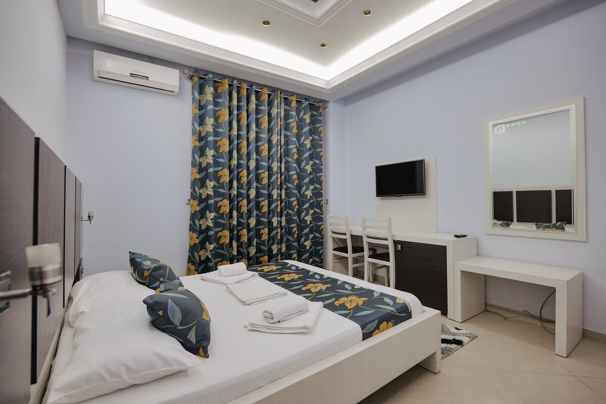 Habitación triple superior, vistas al mar | Minibar, caja fuerte, escritorio y wifi gratis