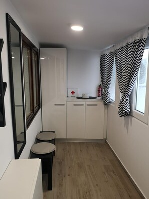 ثلاجة، ميكروويف، فرن، موقد طهي مسطح