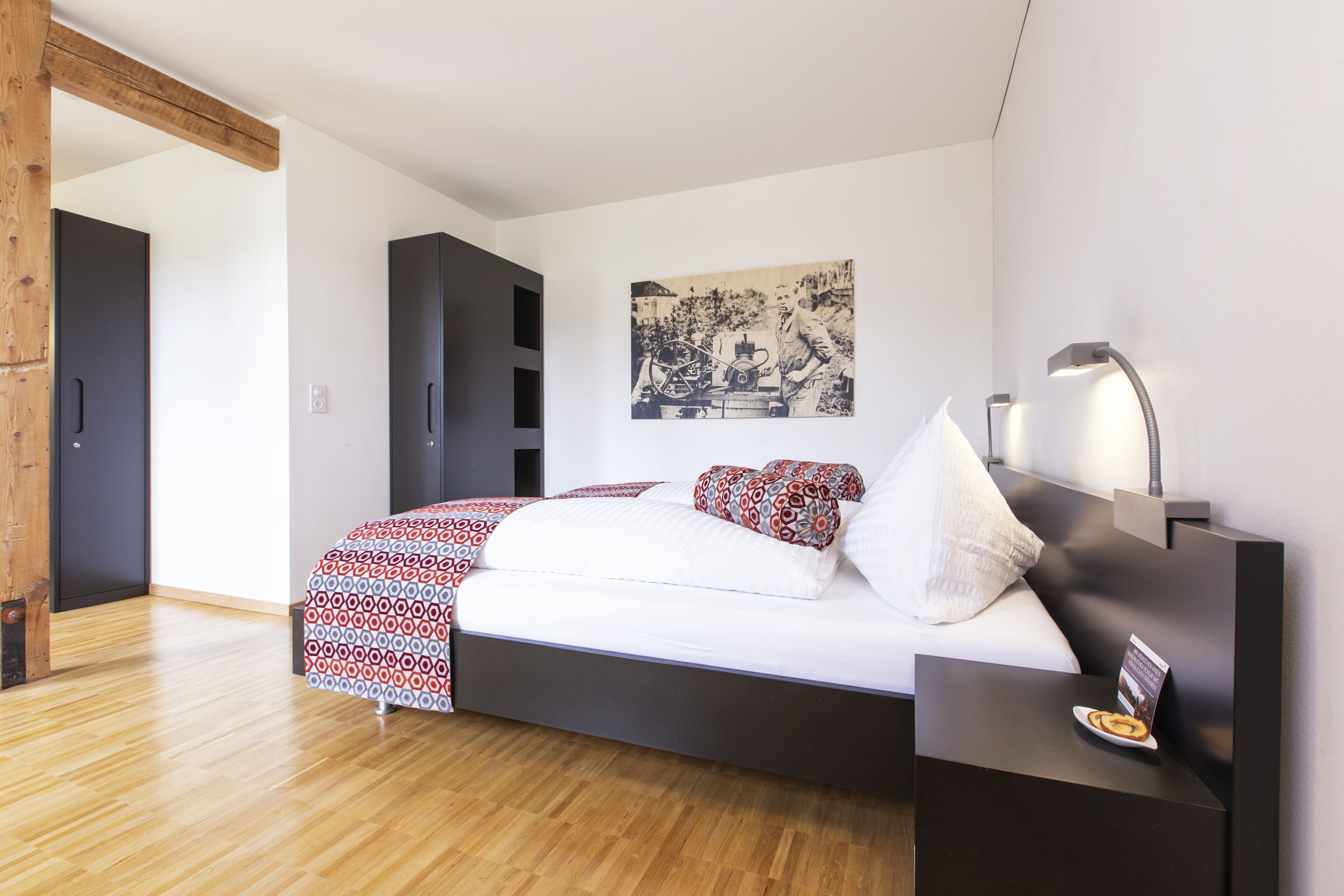 Hypo-allergenic bedding, desk, blackout drapes, free WiFi