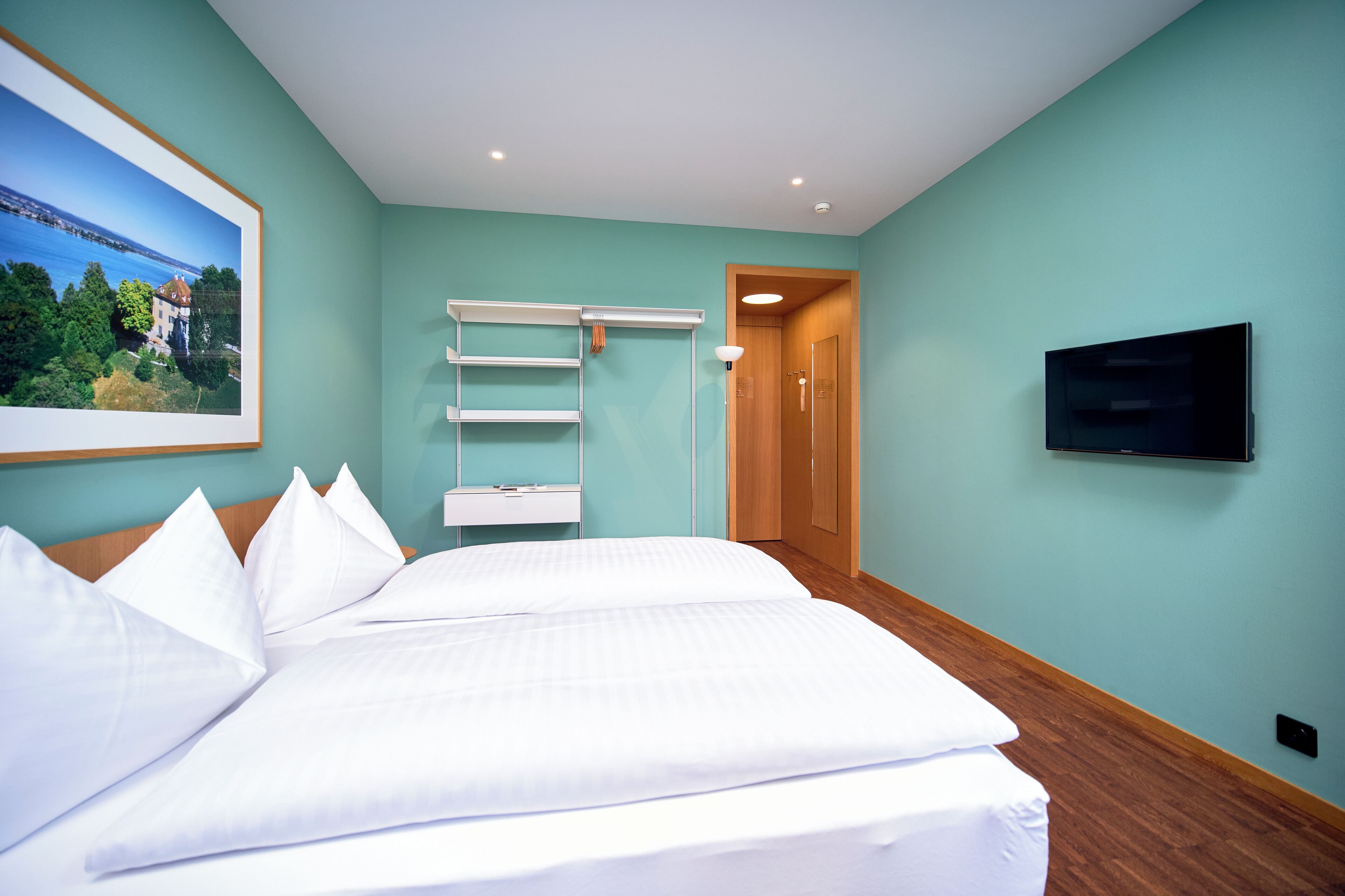 Hypo-allergenic bedding, desk, blackout drapes, free WiFi