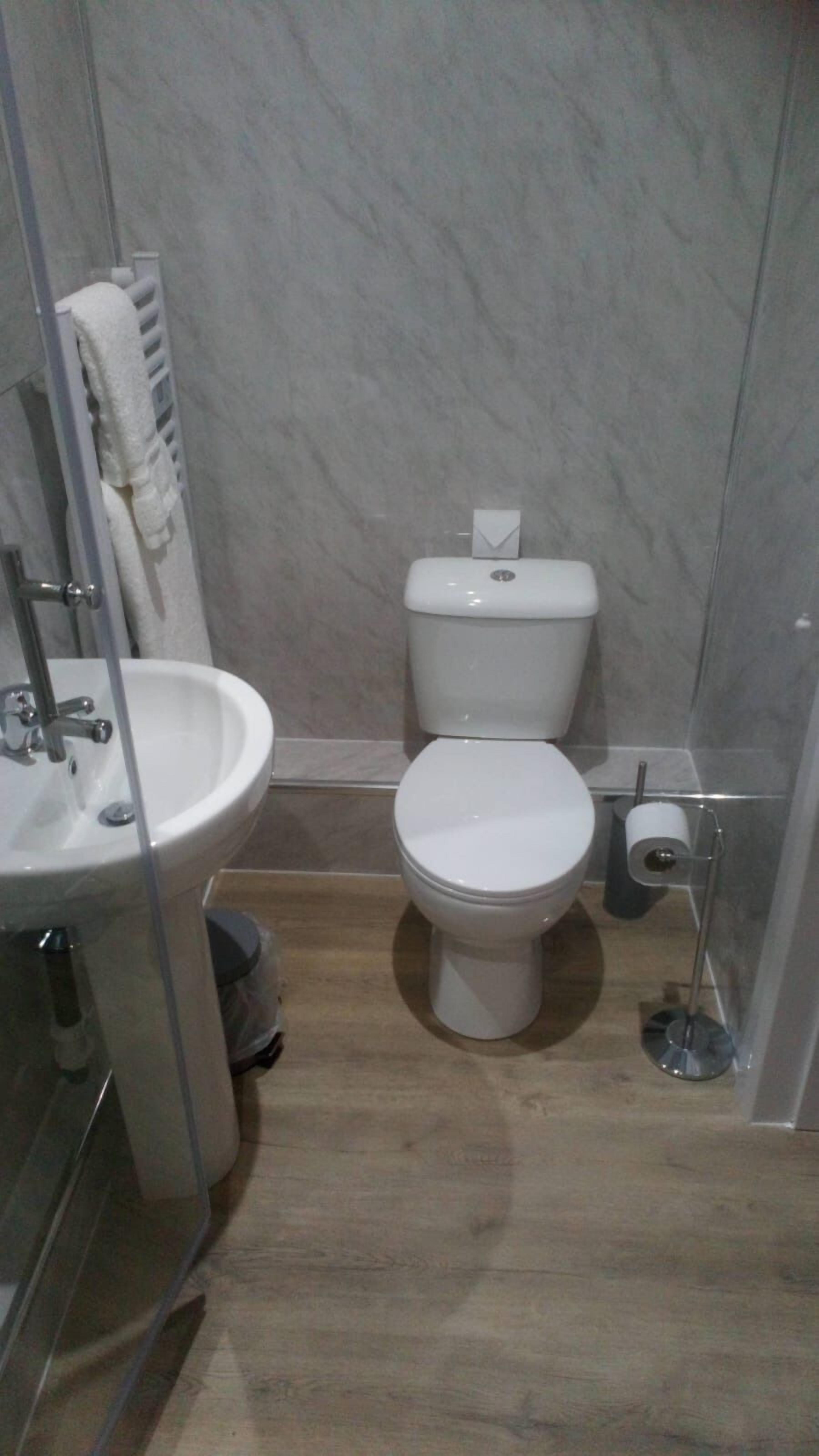 deluxe room, 1 king bed | bathroom | hair dryer, towels, soap, shampoo