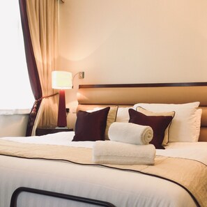 Super King | Desk, soundproofing, free WiFi, bed sheets - Kings Park Hotel (Retford)