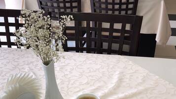 Tägliches inbegriffenes nach Wunsch zubereitetes Frühstück