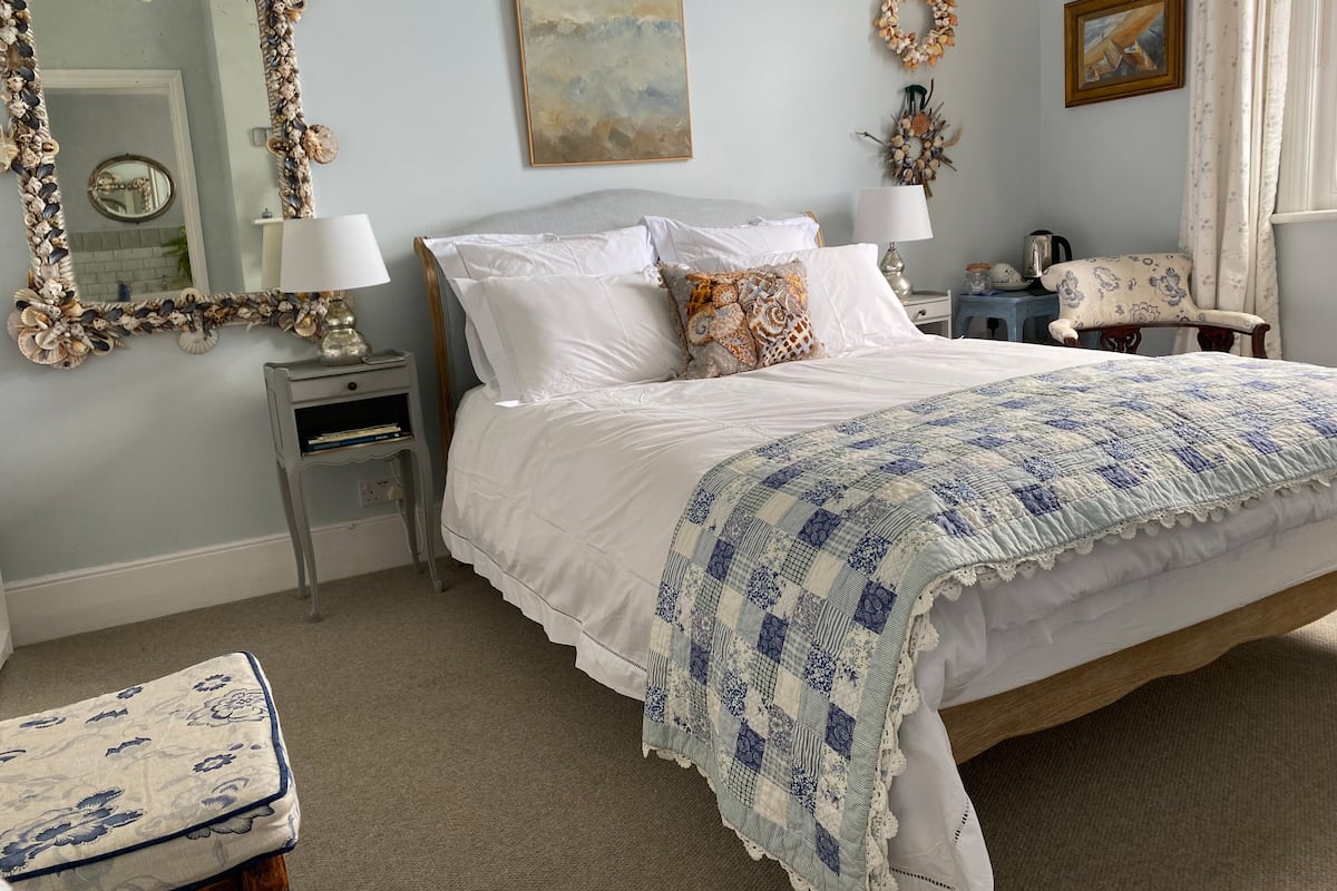 Deluxe King Room | Ropa de cama de alta calidad, edredón y camas con pillow-top