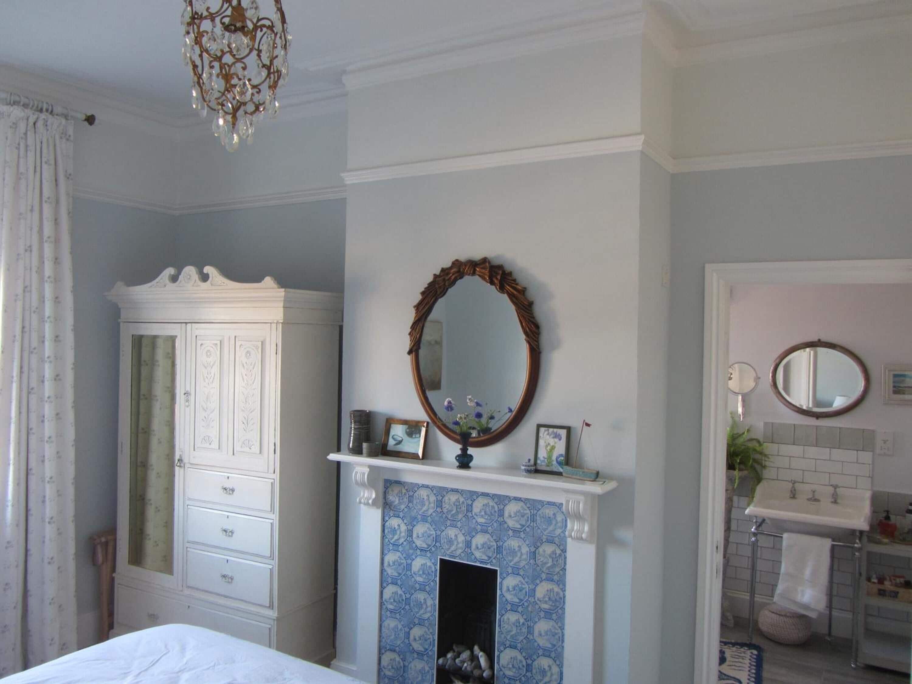 Deluxe King Room | Decoración personalizada, muebles diferentes y cortinas blackout 