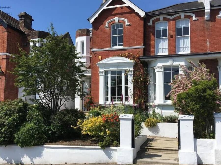 Vista frontal de la propiedad