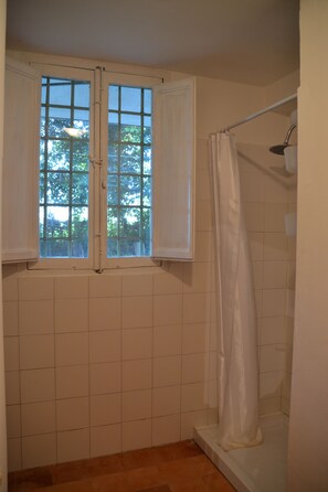 Dusche, Haartrockner, Bidet, Handtücher
