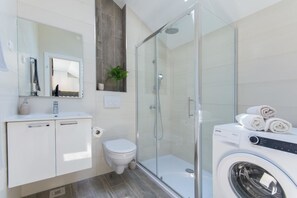 Appartement, uitzicht op zee | Badkamer | Een douche, een haardroger, handdoeken, zeep