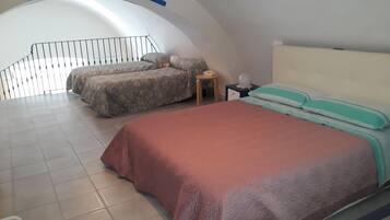 3 habitaciones, escritorio, tabla de planchar con plancha y wifi gratis