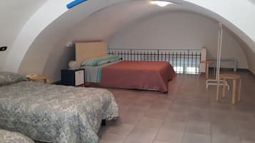3 bedrooms, desk, iron/ironing board, free WiFi