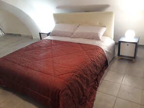 3 bedrooms, desk, iron/ironing board, free WiFi - Sea scent (Sea's perfume) (Giovinazzo)