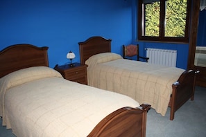 Quadruple Room | Desk, blackout curtains, soundproofing, iron/ironing board