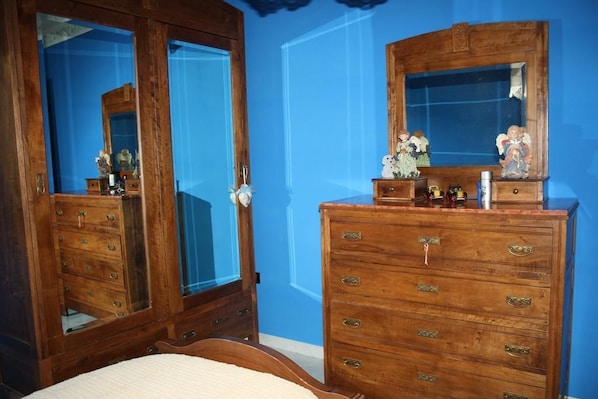 Quadruple Room | Desk, blackout curtains, soundproofing, iron/ironing board