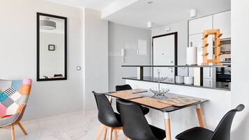 Appartement, 2 chambres, vue mer | Restauration dans la chambre