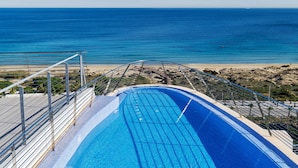 A swimming pool with a view of the ocean. - Dream Infinity View Apartment (Elche)